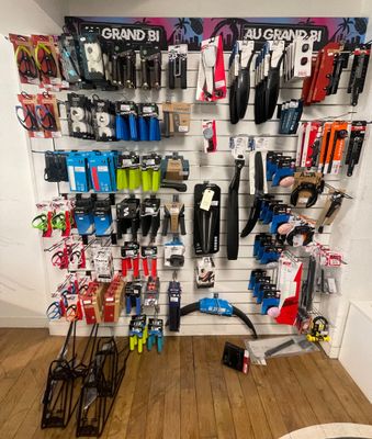 un mur sur lequel sont accrochés de nombreux outils différents dans la pièce