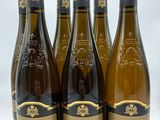 six bouteilles de vin sont alignées sur une table