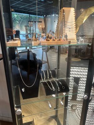 une vitrine en verre contenant des bijoux