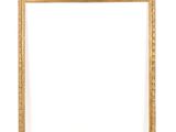 un cadre doré sur un mur blanc, avec un fond blanc
