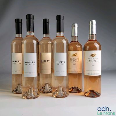 plusieurs bouteilles de vin posées les unes à côté des autres sur une table
