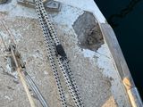 un gros plan d'un bateau amarré à un quai