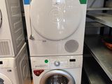 deux machines à laver placées l'une à côté de l'autre dans un magasin