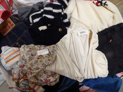 une pile de vêtements posée sur le sol