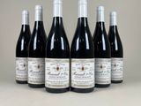 six bouteilles de vin rouge alignées sur une table