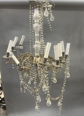 une image représentant un lustre auquel sont suspendues plusieurs bougies