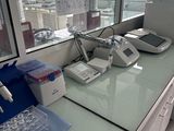 un laboratoire où le plan de travail est encombré de matériel