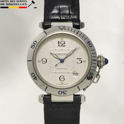 une montre posée sur un bracelet en cuir noir