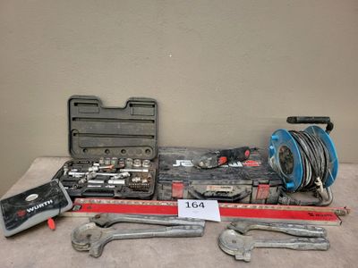 un grand nombre d'outils posés sur une table