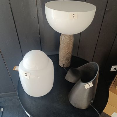 une table sur laquelle se trouvent une lampe et un vase
