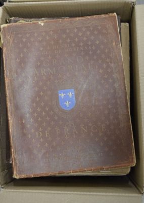 un livre marron dans une boîte marron ornée d'un emblème bleu