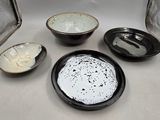 trois bols et deux assiettes sur la table