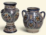 deux vases posés l'un à côté de l'autre sur une surface blanche