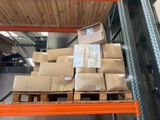 un grand nombre de cartons sur une palette dans un entrepôt