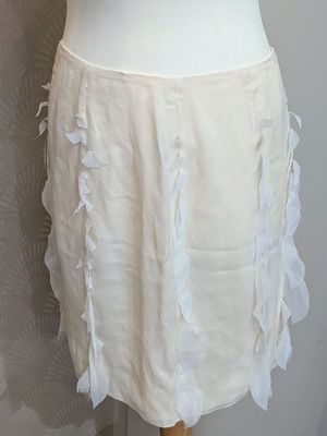 un mannequin sur un pied de mannequin, vêtu d'une robe blanche