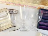 deux verres à vin vides et une cuillère posés sur une table