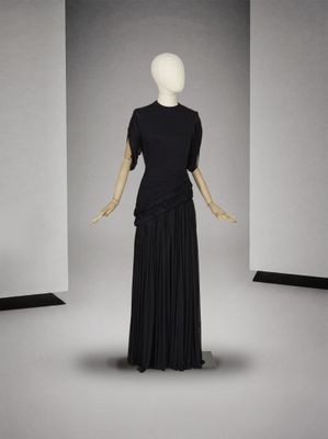 une photo d'un mannequin vêtu d'une robe noire