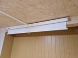 un gros plan sur la poignée d'une porte en bois