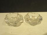 deux plats en verre transparent posés sur une table avec un fond noir