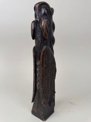 l'image d'une statue d'un homme barbu et coiffé d'un chapeau