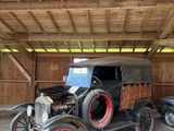 deux vieilles voitures garées dans un garage