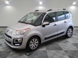 la petite voiture argentée est garée sur un carrelage à carreaux