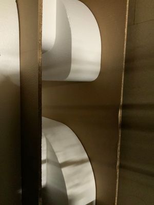 deux rouleaux de papier toilette accrochés au mur l'un à côté de l'autre