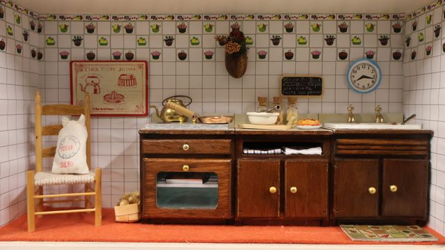 Diorama. Composition miniature, dans une vitrine en bois, vitre e...