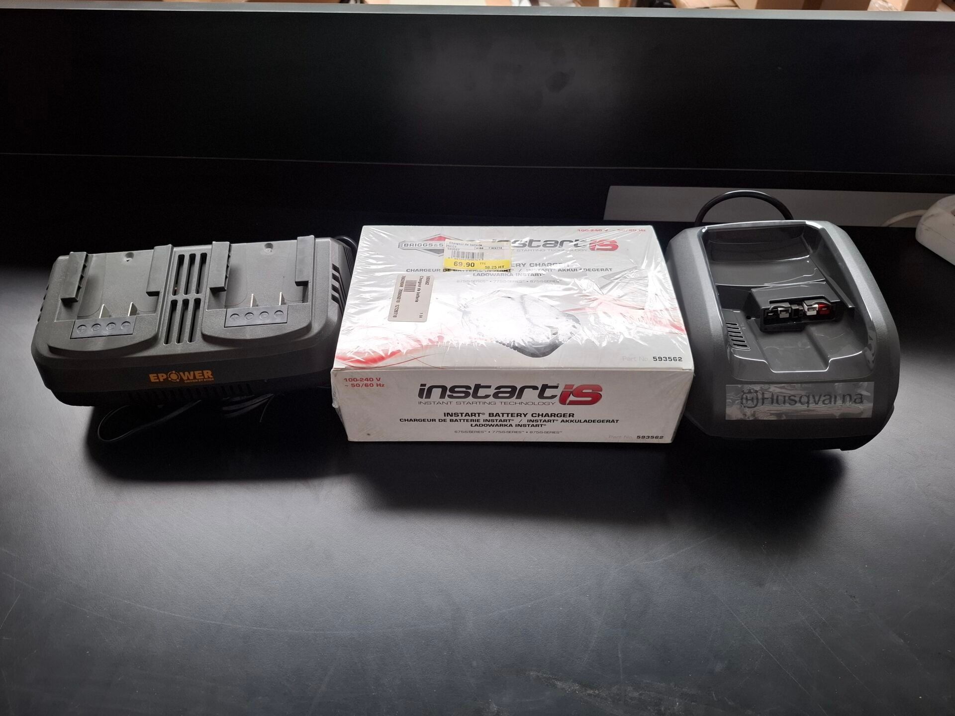 Ensemble de 7 chargeurs de batterie dont double BRIGGS&STRATTON, EPOWER et HUSQVARNA CGD 20 Li (2), 40-C80 et QC250 (...