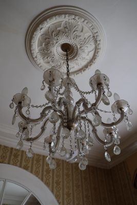un lustre suspendu au plafond d'une pièce