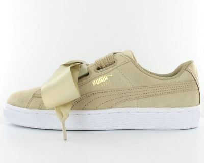 un gros plan sur une paire de baskets Puma Sued pour femme, ornées d'un nœud