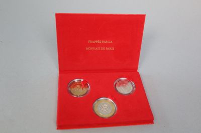 deux pièces d'argent dans une boîte rouge munie d'un couvercle rouge