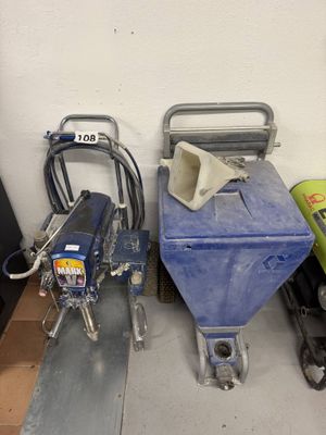 Il y a de nombreux types d'outils différents par terre dans cette pièce.