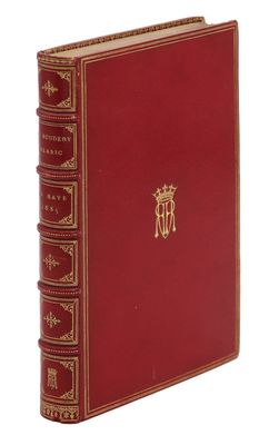 un livre rouge aux bords dorés, avec une couronne sur la couverture