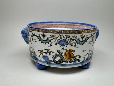 un bol bleu et blanc orné d'un dragon et de fleurs