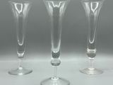 trois vases en verre transparent posés sur une table