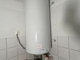 un grand chauffe-eau blanc dans un coin de la cuisine