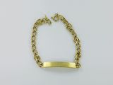 un bracelet en or orné d'une barre
