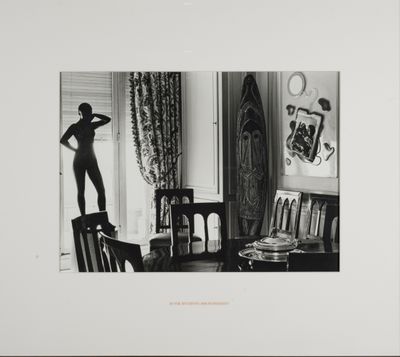 une vieille photo en noir et blanc d'une femme debout devant une fenêtre