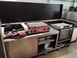 une photo d'une cuisine professionnelle équipée de nombreux appareils électroménagers