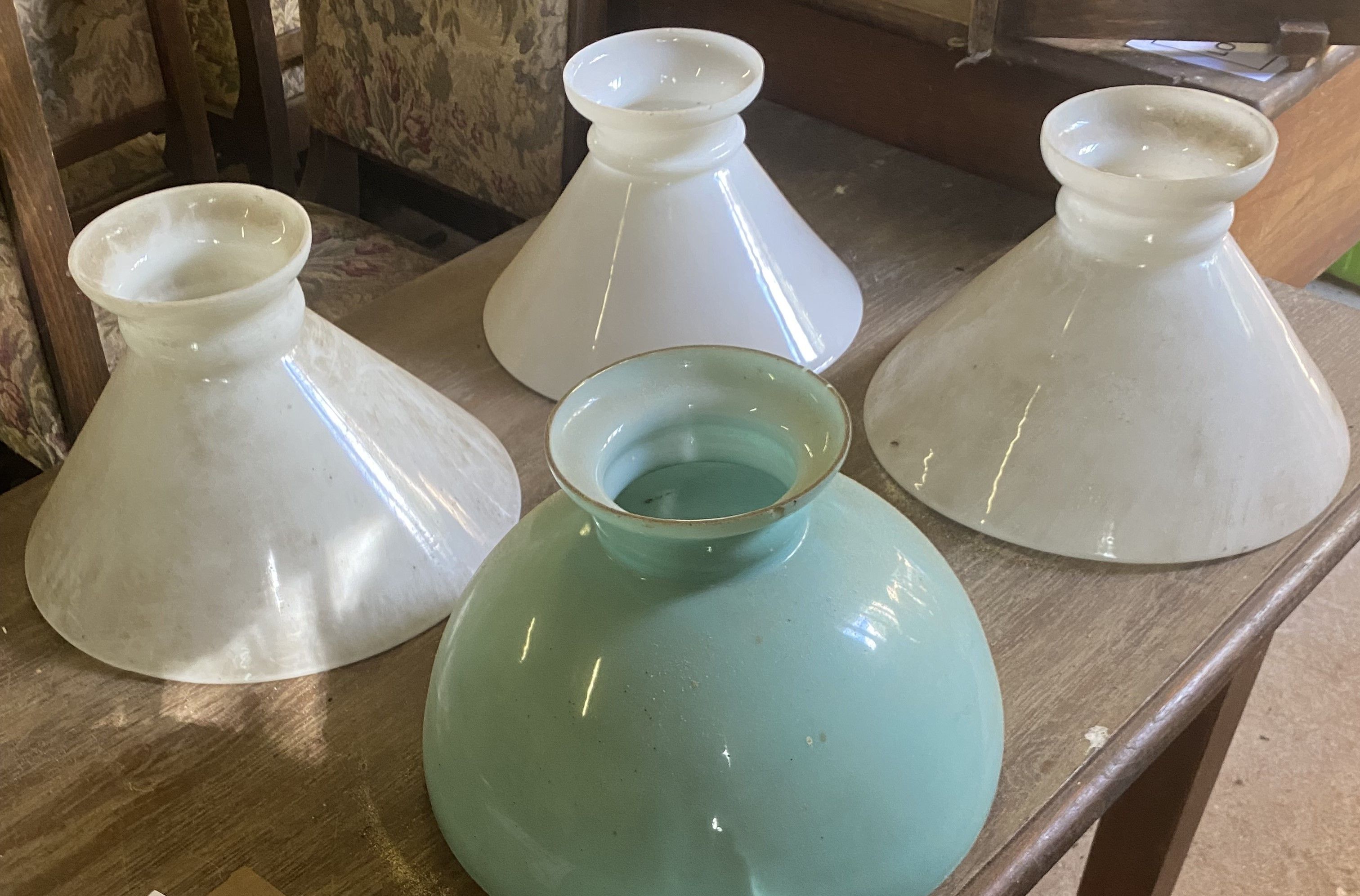 Lot de 4 grandes opalines dt paire de blanches au modèle. (Diam : 29,5 +). En l’état grenier. Enlèvement sous quinzai...