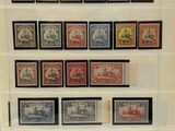 La collection de timbres est exposée dans une vitrine.