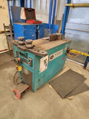 une machine qui se trouve dans une pièce avec de nombreux outils