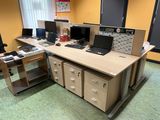 un bureau sur lequel se trouvent deux ordinateurs portables et deux écrans