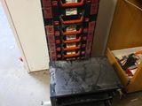 une pile de cartons posée par terre à côté d'un classeur