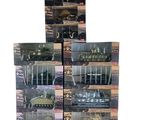 de nombreux modèles différents de véhicules militaires exposés dans une vitrine