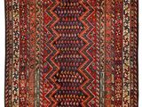 un tapis rouge et noir à motifs géométriques