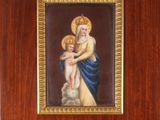une image représentant un tableau où l'on voit une mère tenant un enfant dans ses bras