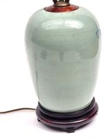 Lampe formée d'un vase en porcelaine émaillée bleu blanc, à … (photo 4)