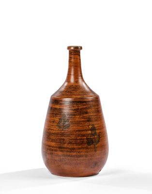 une image représentant un vase en bois posé sur une surface blanche